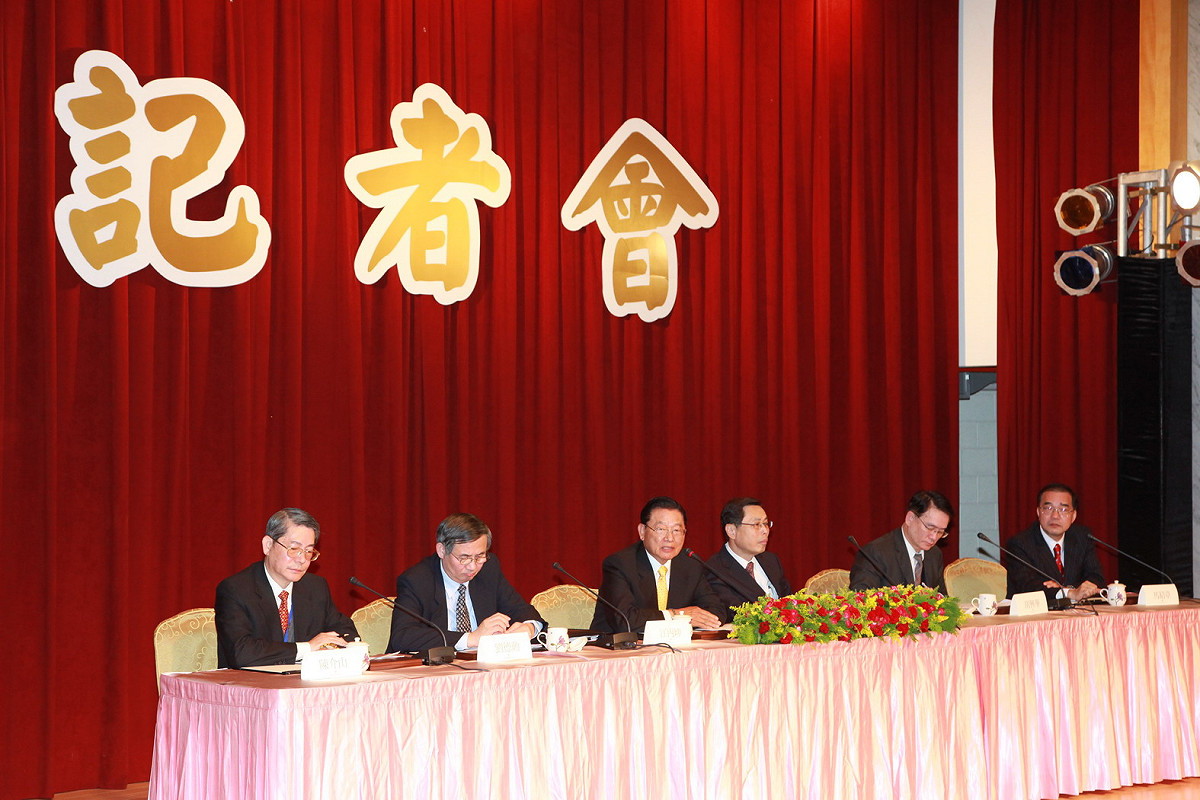兩岸簽署協議４缺１，成為江陳會後中外記者會上媒體關注的焦點。圖片來源：新聞局