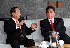 江陳會後傳出海基會官員對於政黨交流干擾既定行程相當不耐，並指像親民黨主席宋楚瑜（左）與大陸海協會會長陳雲林（右）的會面，是「A咖對C咖」。圖片來源：中央社