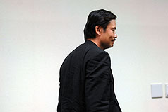 立委補選結果出爐，國民黨3席全輸，秘書長金溥聰9日在黨中央選後記者會後隨即離去。圖片來源：中央社