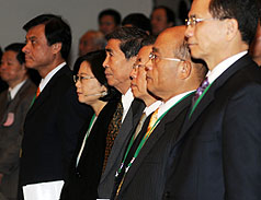 民進黨24日召開臨全會，討論5都市長和市議員提名辦法。包括游錫堃（右起）、蘇貞昌、謝長廷、蔡同榮、蔡英文、蘇嘉全等黨內人士與會。圖片來源：中央社