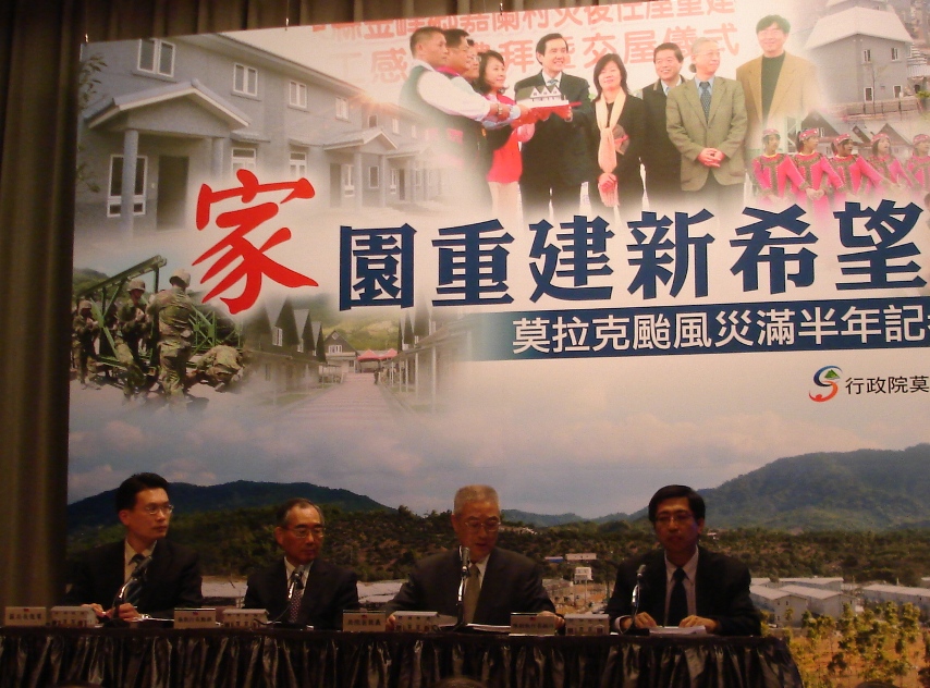 行政院長吳敦義今（8）日在莫拉克風災重建屆滿半年記者會上表示，對小林村致災原因將再請國際上具公信力鑑定單位再鑑定；至於越域引水工程是否復工，他表示，在鑑定報告未取得共信，且工程效果無法確認之前，不會輕率行事。黃揚明攝影