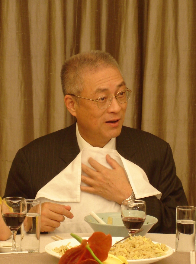 行政院長吳敦義在家裡吃牛肉麵時，為了避免湯汁濺到衣服，會準備專屬圍兜。黃揚明攝影