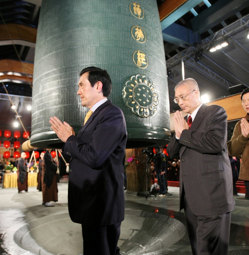 總統馬英九除夕夜依往例前往法鼓山參與「除夕聞鐘聲祈福法會」，但由於去年曾發生斷繩意外，因此今年不撞鐘，改為繞行聞鐘聲的祈福儀式。照片來源:總統府公共事務室提供