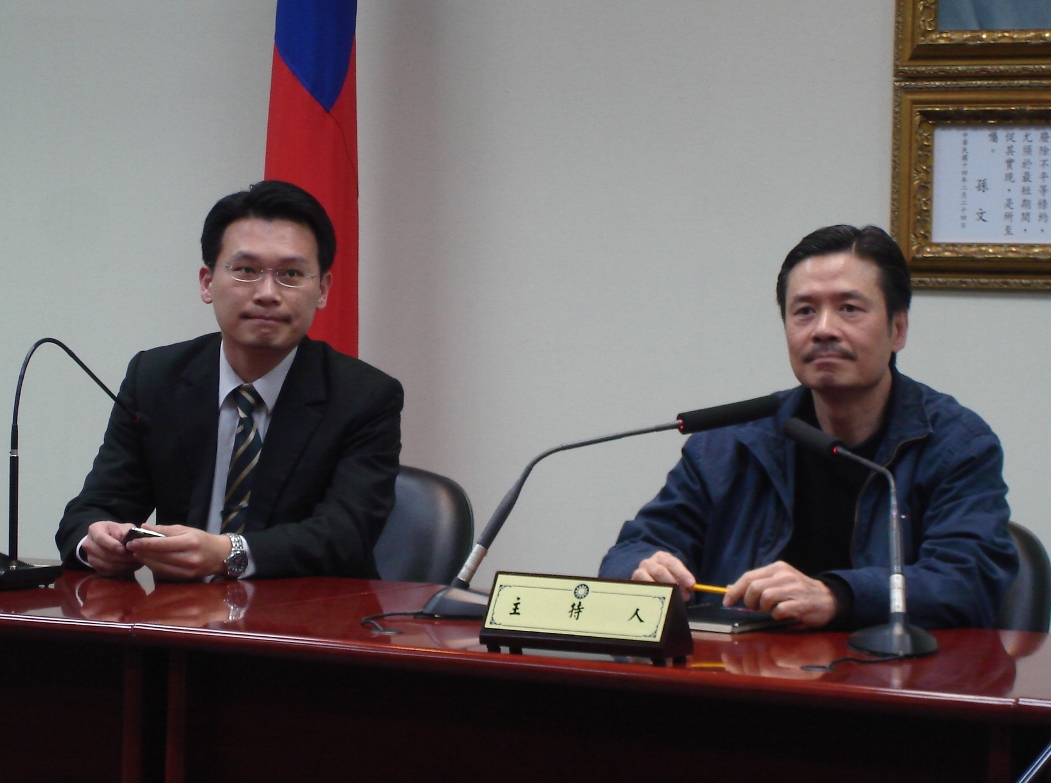 國民黨新任文傳會主委蘇俊賓今（24）日正式上任，明天起就要馬不停蹄投入選戰；國民黨秘書長金溥聰談到近期選舉協調、整合事宜，更有感而發地說：「這角色有點像媽媽桑。」黃揚明攝影