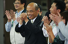 民進黨角逐台北市長熱門人選、前行政院長蘇貞昌（左2）27日前往台北市議會，出席市議員李慶鋒舉辦的新春茶會，希望綠營支持者力挺民進黨立委補選候選人。圖片來源：中央社