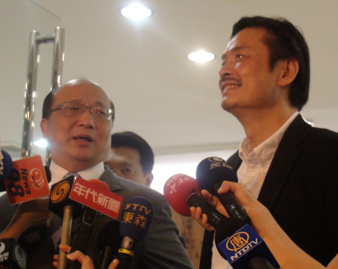 日前表態參選台中市長的現任台中市長胡志強(左)今（4）日下午前往國民黨中央黨部與秘書長金溥聰(右)會面。胡志強會後表示，他把台中市當成「第一」也是「唯一」的志願。金溥聰則表示，下周就會開始前往台中縣市與地方人士展開協調工作，而且協調會「少說多做」。黃揚明攝影