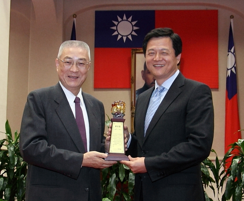 周錫瑋上午代表台北縣政府參加行政院「98年度各機關建立參與及建議制度績優建議案頒獎典禮」，台北縣政府以「打造全國第一座低碳城市」獲得特優，行政院長吳敦義致詞時也特別稱讚周錫瑋對台北縣施政的用心。黃揚明攝影
