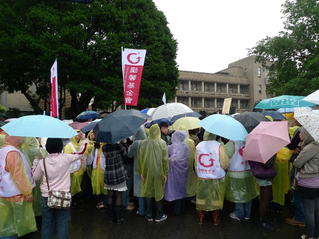 社工工會籌備小組今（23）日上午號召上百位社工，冒雨前往行政院抗議，要求政府改善社工工作環境。黃揚明攝影