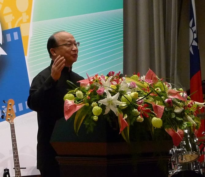 親民黨主席宋楚瑜因日前領回興票案提存法院的2.4億元，引發這筆錢究竟是國民黨還是宋楚瑜的爭議。台中市長胡志強今（30）日表示，國民黨與親民黨主席宋楚瑜應可達成共識。黃揚明攝影