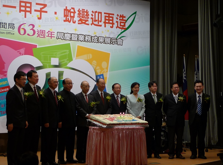 成立已屆第63個年頭的新聞局今（30）日舉行局慶，共有10位歷任局長「回娘家」，出席現場的歷任新聞局長包括錢復、張京育、邵玉銘、胡志強、程建人、趙怡、鍾琴、鄭文燦、謝志偉、蘇俊賓，讓才接任新聞局長2個月的江啟臣顯得相當有面子。黃揚明攝影