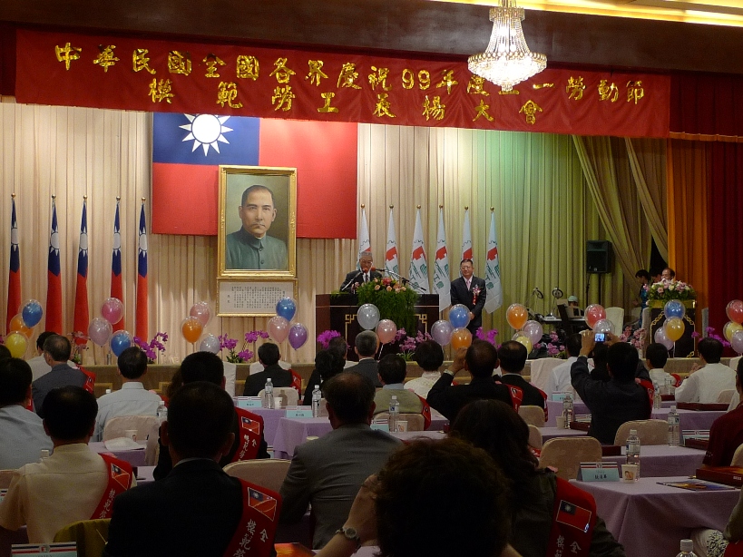 行政院長吳敦義今（6）日下午接連出席兩場模範勞工頒獎典禮，致詞時卻大力宣導政府簽署兩岸經濟協議（ECFA）的意義，猶如ECFA說明會。黃揚明攝影