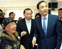 將代表國民黨角逐新北市的朱立倫，在接受電子媒體專訪時承諾，當選一定會做滿4年任期。圖片來源：中央社。