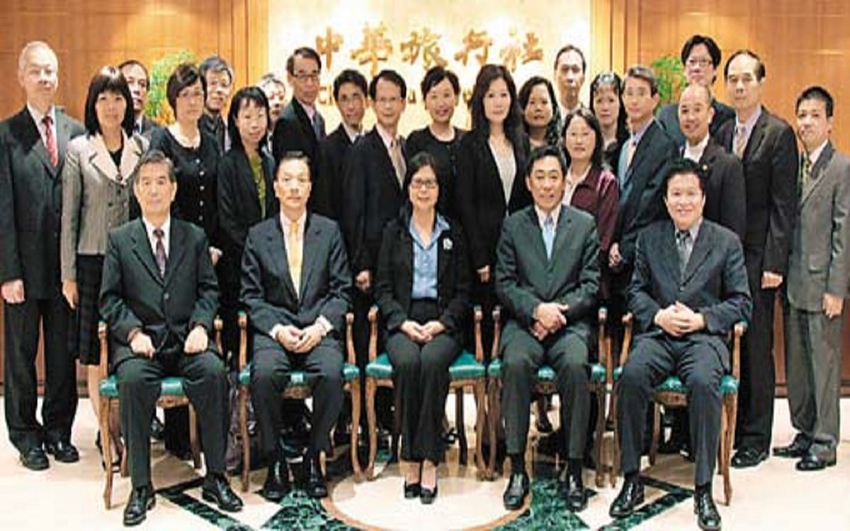 陸委會主委賴幸媛（前排中）4日首度以主委身分視察香港事務局，並與局長楊家駿（前排右二）及其他駐港人員合影。圖片來源：中央社
