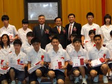 台南市長許添財(後排中)近來頻頻參加學校畢業典禮，為畢業生頒發市長獎的照片，但對綠營來說，恐怕更關心許市長『畢業』後又將何去何從？
圖片來源:黃奕/攝影