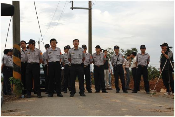 苗栗大埔再傳怪手入侵農地，26日下午4時，民眾報案，但警方加派人力阻止民眾抗爭，而且直到27日中午為止，報案民眾都沒收到警方應開的三聯單。
圖片來源：苗栗大埔自救會提供