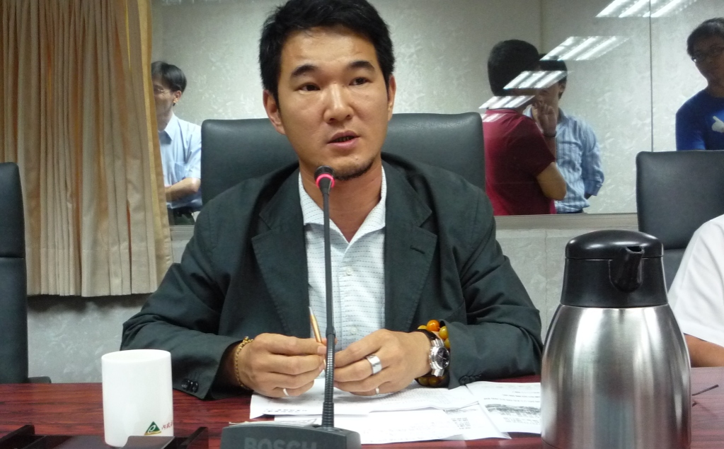 劉建國抨擊內政部先前已代表接下信託案，但審查都已進行了居然還推託主管機關非內政部。圖片：施佩君攝。