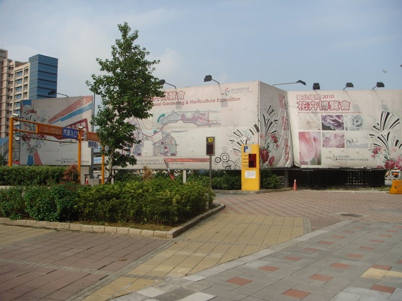 台北市綠營議員踢爆「花博97-98年外牆與重要路口文宣看板設置」價格過高。圖片來源：李慶鋒部落格 。