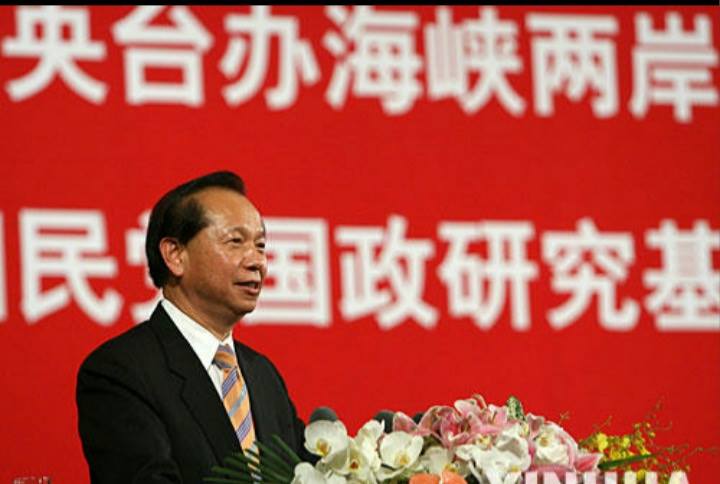 親民黨秘書長秦金生以「技術性閃避」出席中共93大閱兵，但民眾能不能接受「不在位置上」就是「沒出席」？若拿捏不當，恐將影響宋楚瑜日後選情。圖：翻攝臉書親民黨秘書長秦金生粉絲團