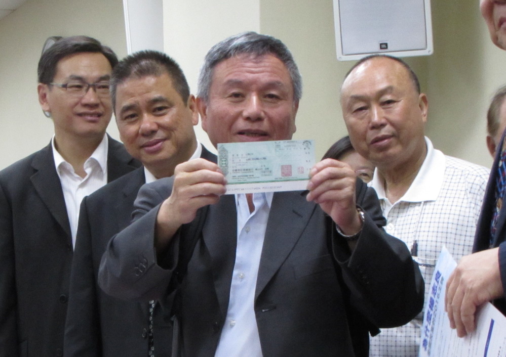 前衛生署長楊志良1日前往國民黨中央黨部繳交2百萬保證金，正式投入國民黨總統候選人初選。圖：邱珮文/攝