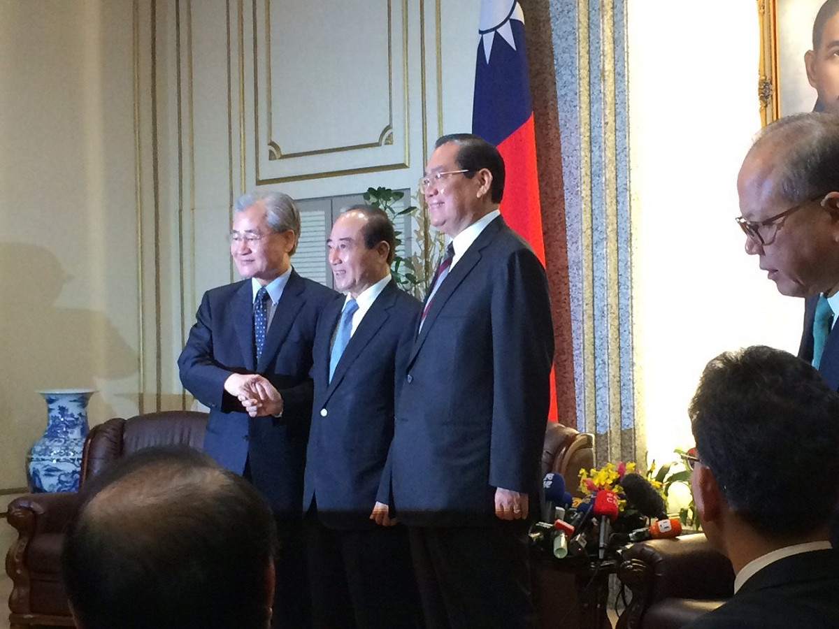 總統府秘書長曾永權（右）、行政院長毛治國（左）4日上午至立法院向院長王金平報告馬習會事宜。圖：符芳碩/攝