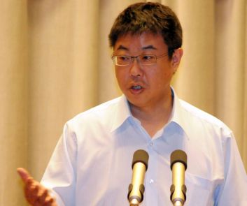 馬政府又一行政團隊閣員請辭下臺。行政院新聞局改制後首任行政院發言人，師範大學大眾傳播學系教授胡幼偉，今晚9時口頭請辭，並獲行政院院長陳冲同意。圖片來源：中央社資料照片