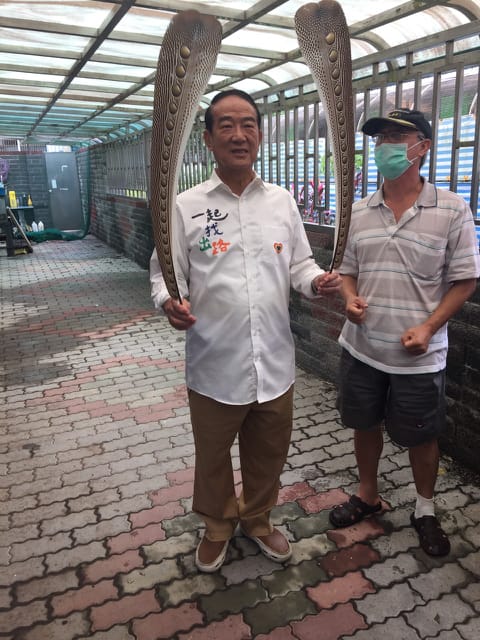 親民黨主席宋楚瑜6日至宜蘭展開拜會行程，開心與鳳凰羽毛合影。圖：親民黨提供