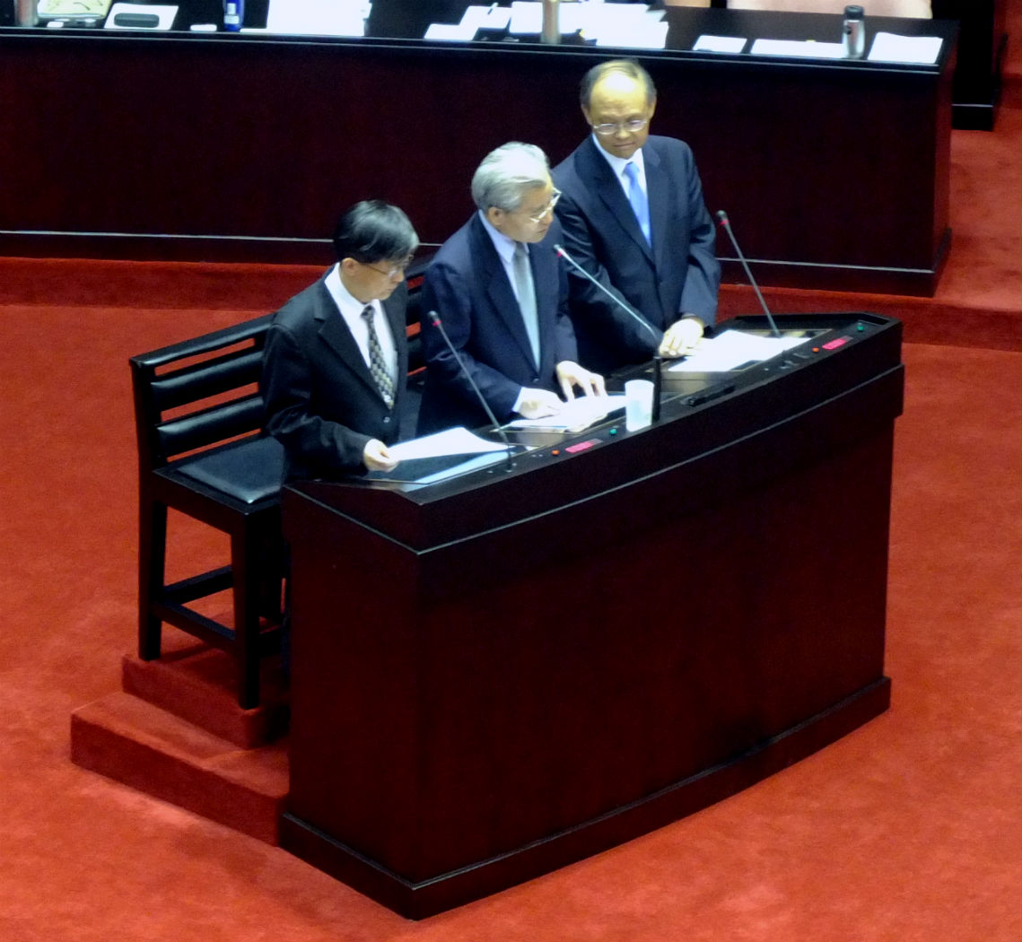 兩岸小三通究竟現況如何，行政院長毛治國今(20)日先說「成長中」，陸委會主委夏立言則在一旁表示，應該是負成長。圖：翁嫆琄/攝