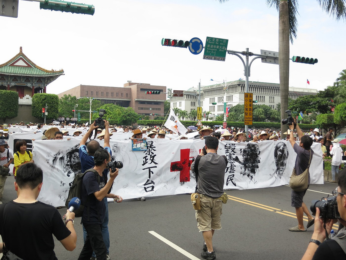 黑色島國學生10時近10時，拉起布條跟1985公民活動匯流。圖：林朝億/攝影