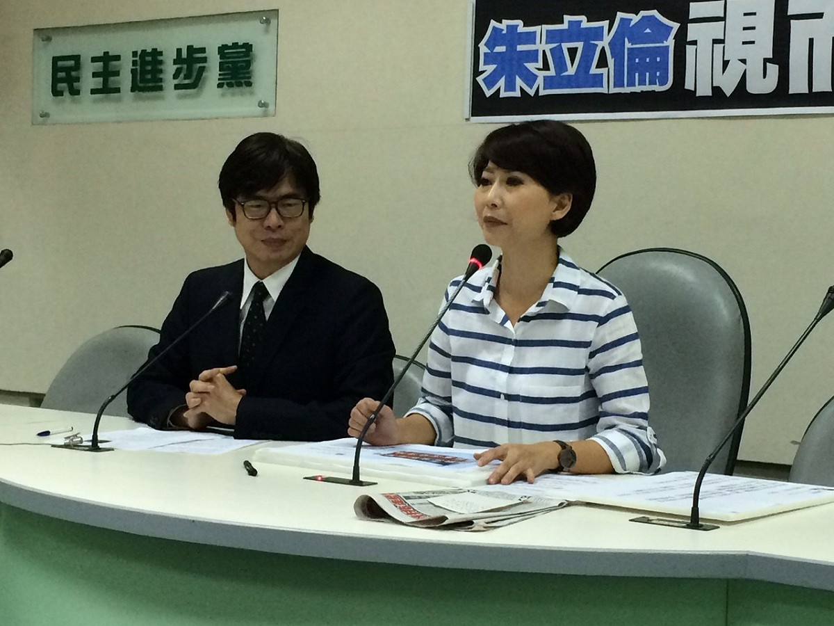 對於連戰出席中國閱兵大典，民進黨立院黨團7日上午召開記者會，呼籲洪秀柱與朱立倫儘快表態，不要玩兩面手法、故意放水。圖：符芳碩/攝
