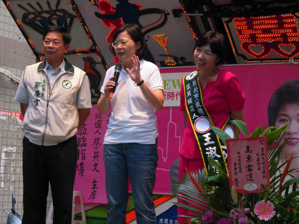 涉嫌詐領助理費335萬元的王淑慧（右）抱怨「蔡英文（中）的司法改革失敗」。（資料照） 圖：陳冠廷/攝