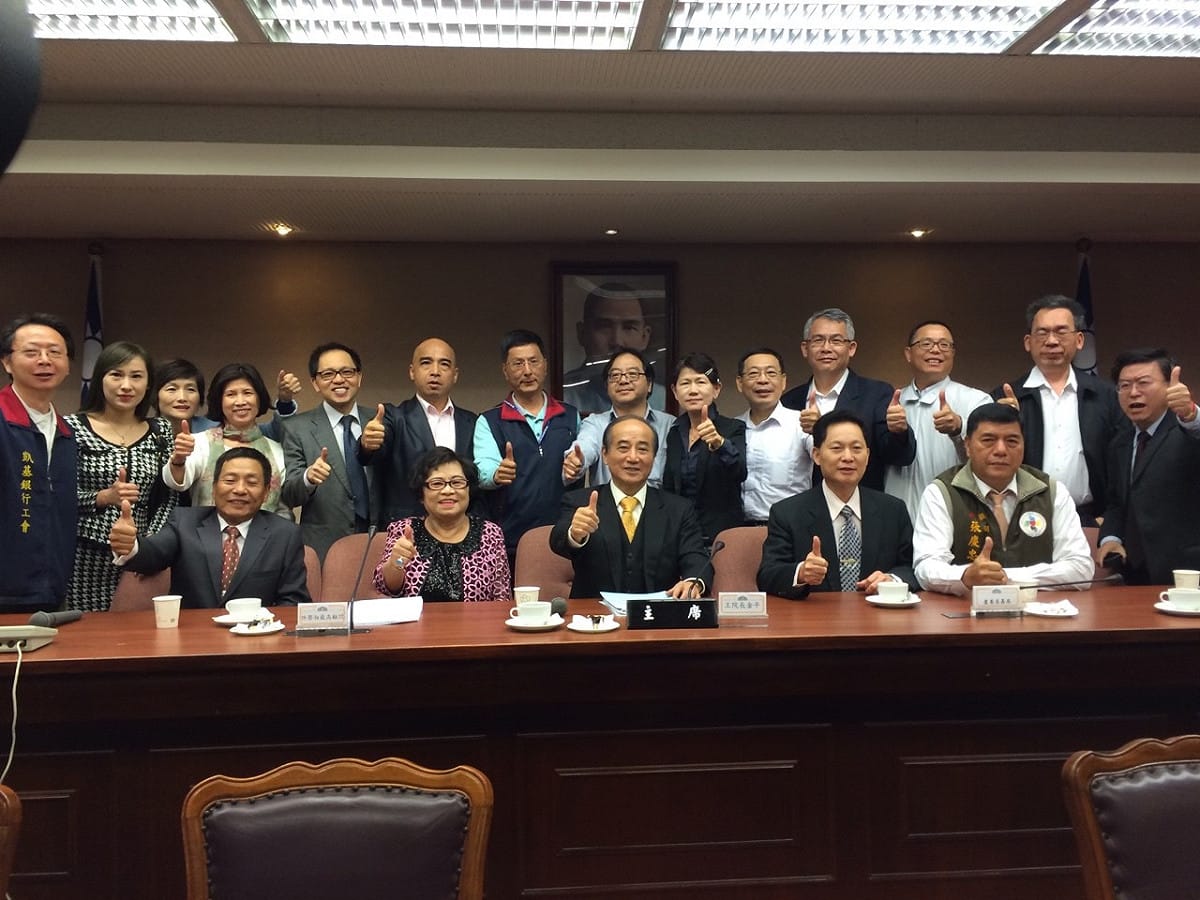 全國總工會23日偕各工會代表向立法院長王金平陳情，希望朝野順利協商、儘速通過加薪4法。圖：符芳碩/攝