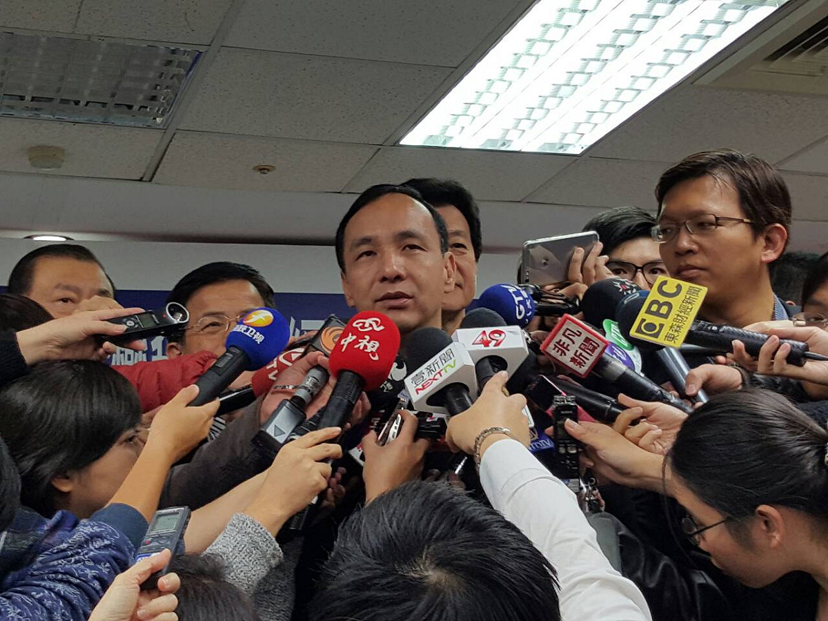 國民黨總統候選人朱立倫7日再酸民進黨總統候選人蔡英文，批評她缺席青年論壇的理由，就像平時有陪孩子吃飯，就不必幫孩子過生日了。圖：翁嫆琄/攝