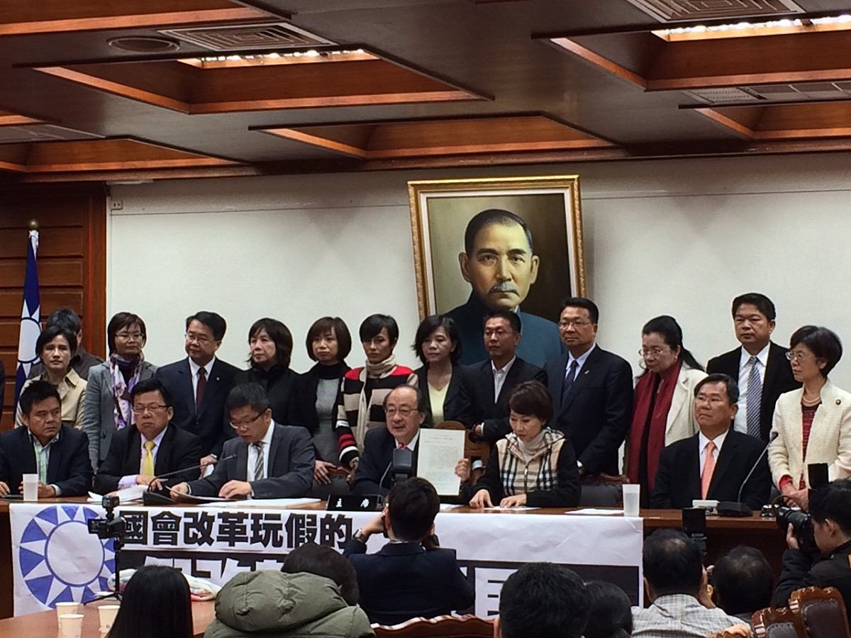 民進黨立院黨團27日召開記者會，批評王金平帶著國民黨和國民黨主席朱立倫的利益，汙衊民進黨。圖：楊淳卉/攝