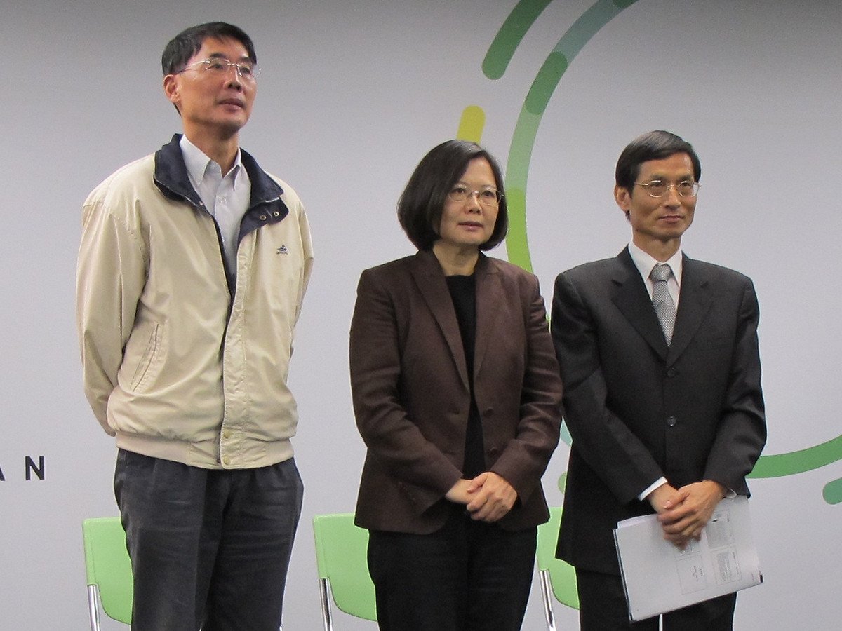 民進黨總統候選人蔡英文4日在智庫社會群顧問、台大社工系教授林萬億及教育小組召集人、台大社會系陳東升陪同下發表教育政策。圖：林朝億/攝