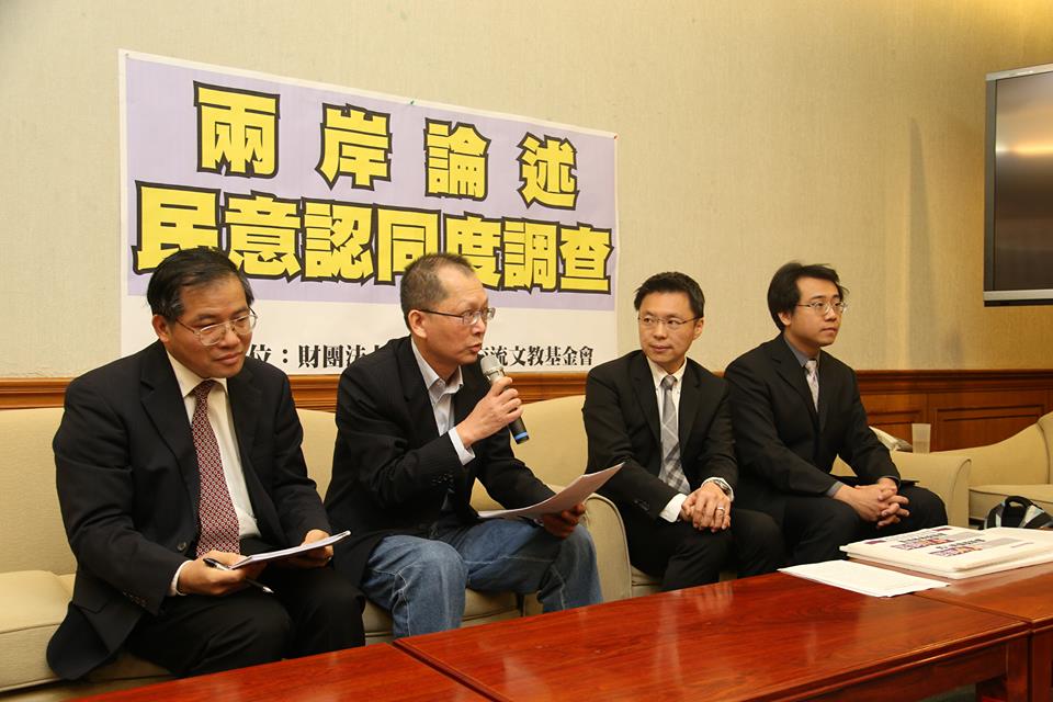 民進黨立委趙天麟（左三）、港灣城市基金會執行長詹昭聰（左二）、比得利民調公司策略長余家哲（左四），今天召開記者會公布兩岸政策民調結果。圖：林雨佑/攝