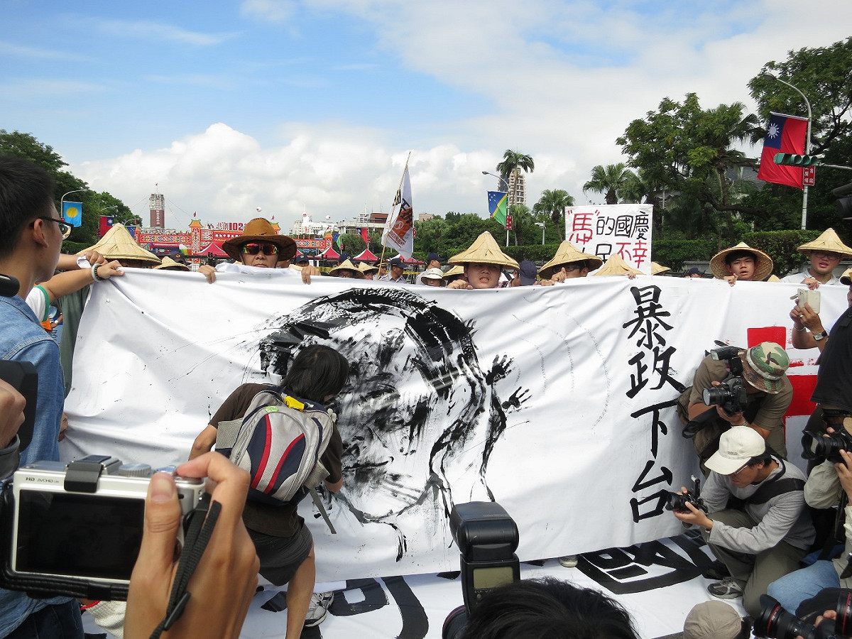 黑色島國學生用黑漆抹上馬英九、吳敦義、江宜樺等人圖像，象徵他們把黑手深入國會、毀憲亂政。圖：林朝億/攝影