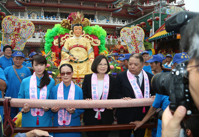 民進黨主席蔡英文（前右2）1日在松山慈惠堂出席2015台北母娘文化季活動，向瑤池金母祭拜祈福，並與堂主郭葉子（前左2）等人共同扶轎。圖：中央社