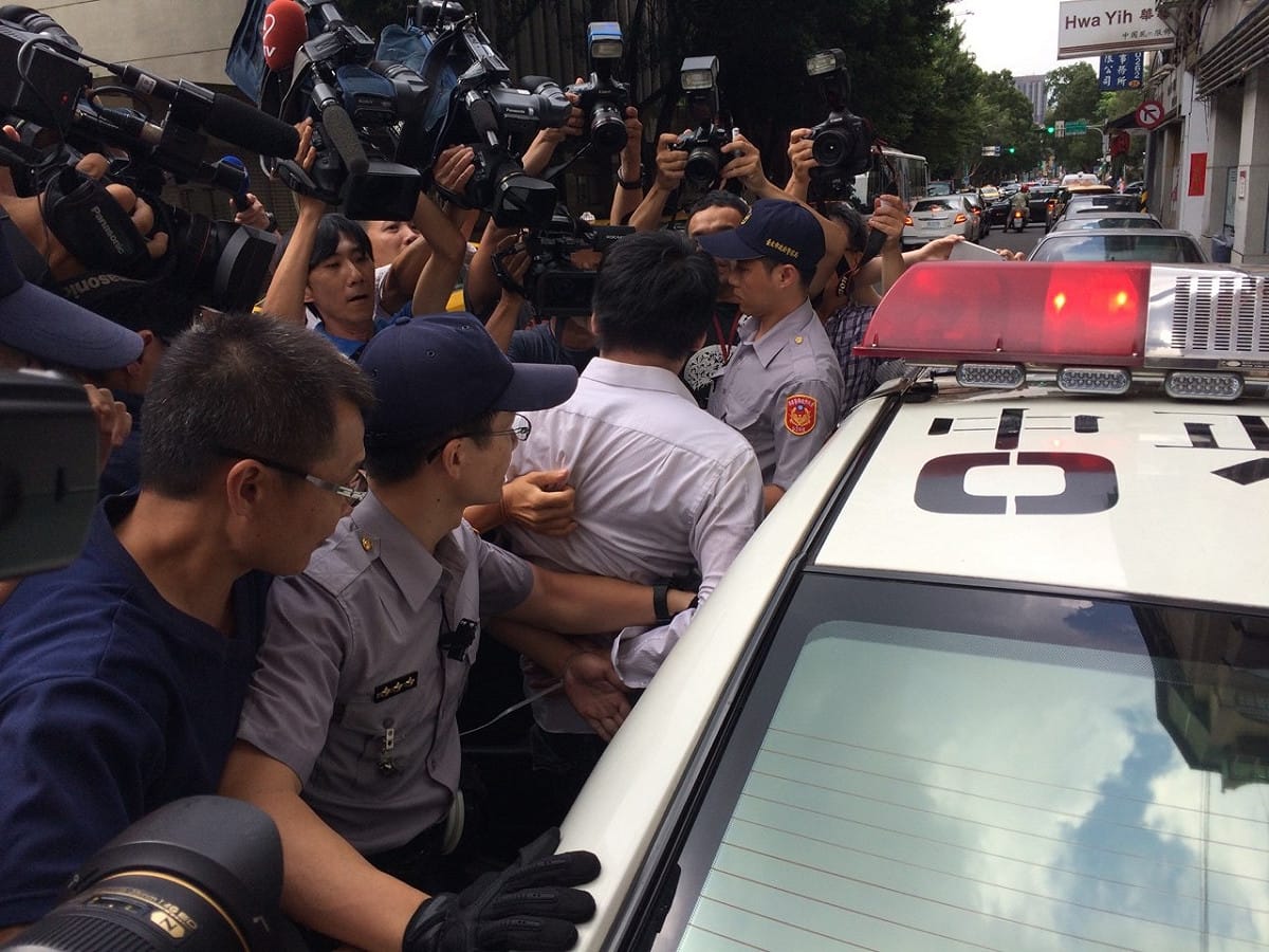 島國前進16日為抗議國民黨團杯葛修憲至藍委賴士葆辦公室抗議，隨後遭強制驅離，成員王奕凱遭逮捕。圖：符芳碩/攝