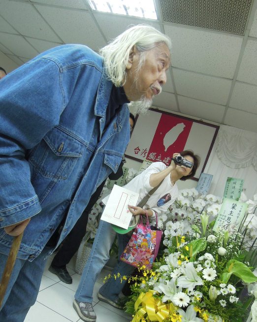 高齡94歲、獨台會創辦人史明（施朝暉）今（24）日祝黃昭堂「冥福」。他說，說不定不久他就跟黃昭堂去了。但台獨運動還是會持續下去的。圖片：林朝億/攝影