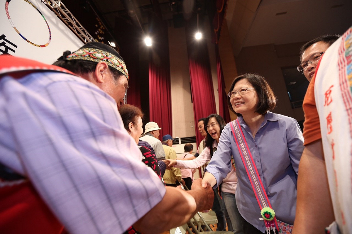 民進黨總統參選人蔡英文29日出席台東縣百工百業後援會表示，民進黨是不一樣的團隊，要提出實際改革方案，改革不是花錢做、嘴巴說。圖：民進黨提供