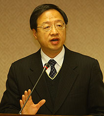 內政部長江宜樺8日表示，如果有立委提案修法，經過公開討論後，決定哪一類的選舉遇到槍擊案就自動延後，內政部會尊重這樣的決定。圖片來源：中央社