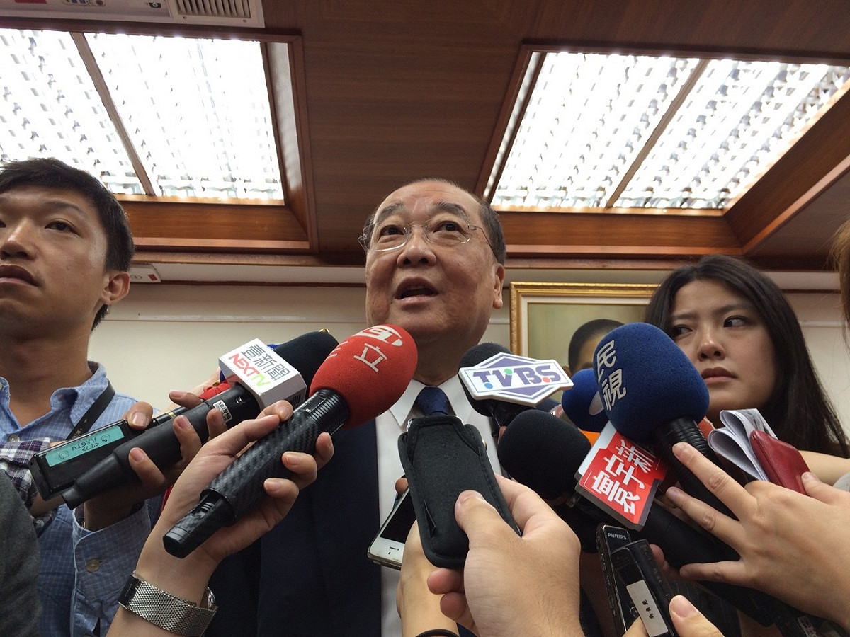 文化部長洪孟啟7日至立院備詢前接受聯訪。圖：符芳碩/攝