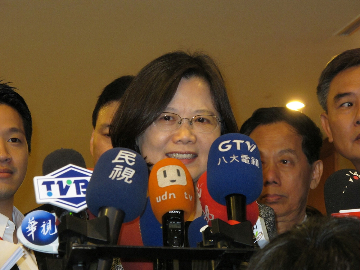 對於國民黨總統參選人朱立倫沒有答允三立電視台邀請的電視辯論，民進黨總統參選人蔡英文17日對媒體說，這問題去問他好了。圖：林朝億/攝