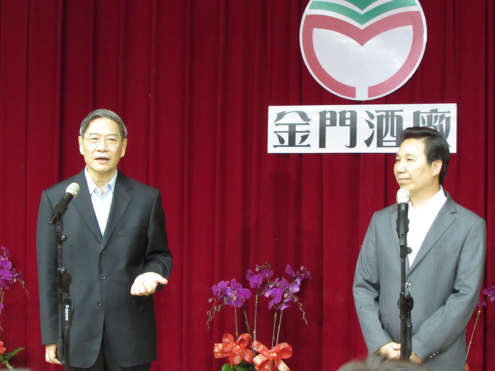 國台辦主任張志軍24日上午與金門縣長陳福海一同參觀金門酒廠，兩人也進行簡短的閉門會談。圖：邱珮文/攝