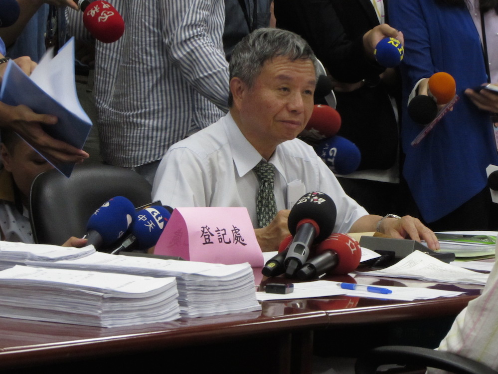 前衛生署長楊志良18日帶了3萬2千多份連署以及700萬選務作業費，登記參加國民黨總統候選人初選。圖：邱珮文/攝