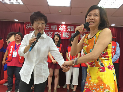國民黨總統參選人洪秀柱3日出席活動時，和資深藝人熊海靈一起高唱「郊道」。圖：中央社