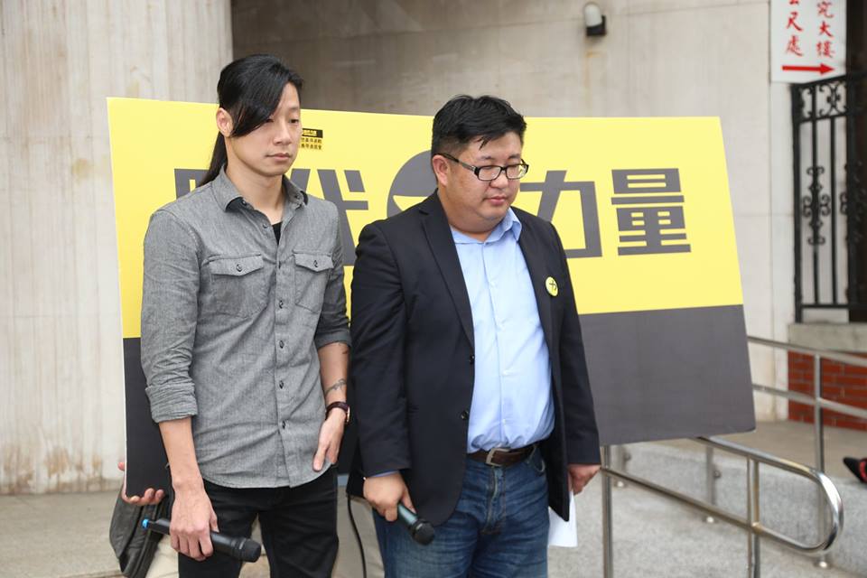「時代力量」中和區立委參選人胡博硯（右）和「時代力量」建黨工程隊總隊長林昶佐（Freddy）（左）17日下午到立法院外，替張慶忠事件「默哀」30秒。圖：林雨佑/攝