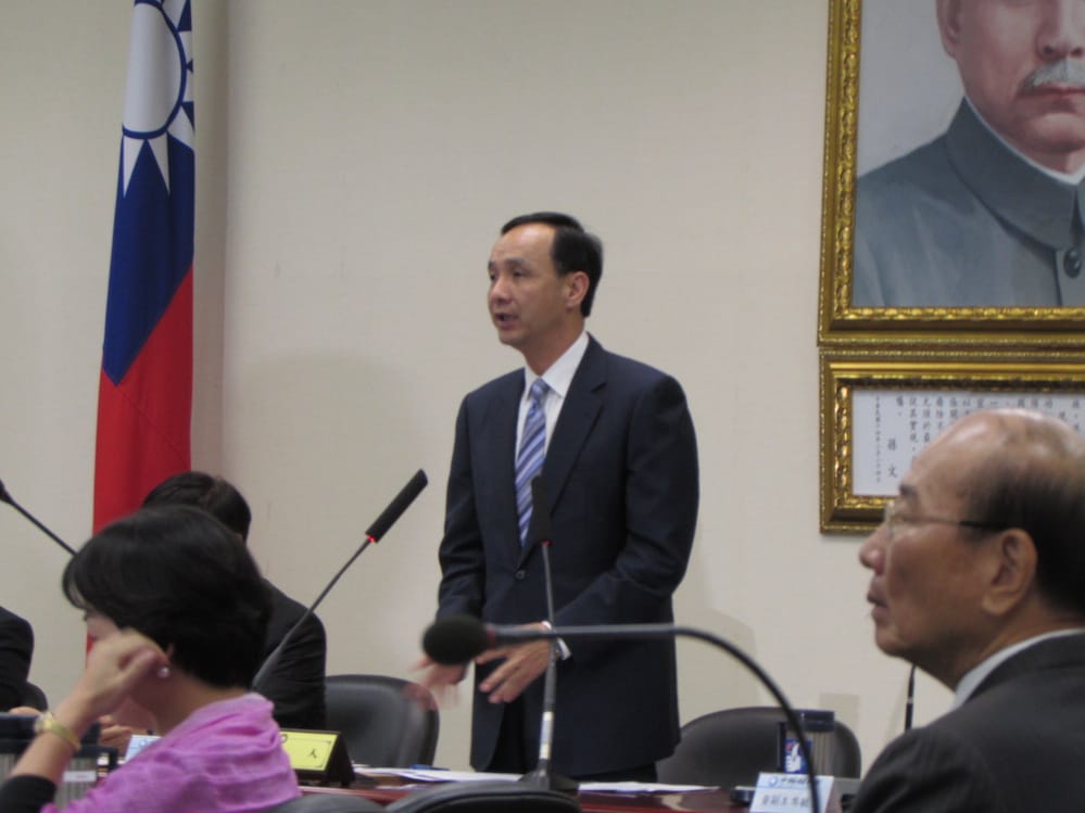 國民黨主席朱立倫今(1)天在中常會呼籲，朝野政黨要一致對外，共同支持台灣成為亞投行成員國。圖：邱珮文/攝