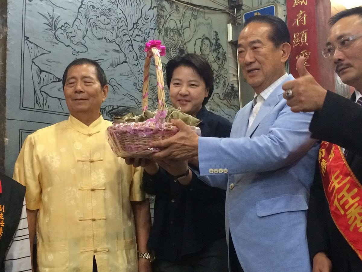 宋楚瑜稍晚到南港北興宮參拜，廟方特別送上粽子，祝福宋楚瑜和黃珊珊高票當選。圖：符芳碩/攝