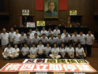 連續兩天占據立法院議場主席台的民進黨黨團成員，今(3)天上午全部換上白色T恤，在議場內追思洪仲丘。圖:翻攝自劉建國臉書